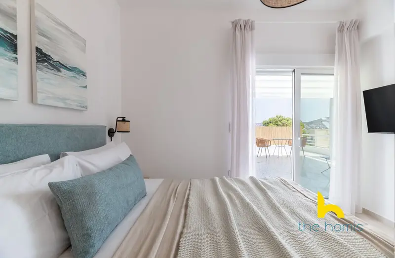 Aqua Vista Vari Top-Floor Seaview & Jacuzzi – 3
