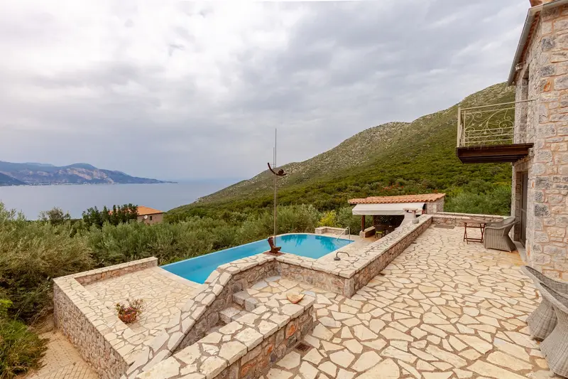 Aqua Vista Peloponez - Vilă din Piatră cu Piscină Infinity lângă Poulithra, Poulithra