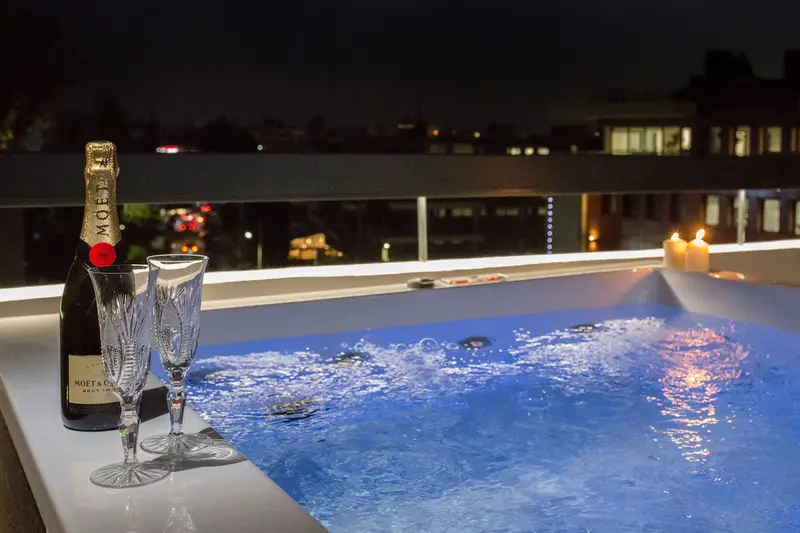 Aqua Vista Glyfada - Penthouse cu Acoperiș Retractabil și Jacuzzi cu Vedere la Mare, Glyfada