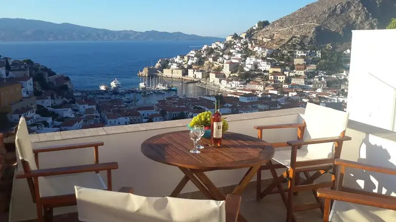 Aqua Vista Hydra - Apartament cu Terasă pe Acoperiș și Vedere spre Port, Hydra