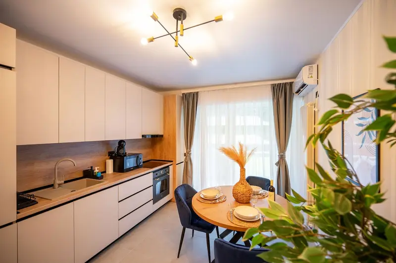 RavSea Luxury Apartment in Odyssey SpaPool-parking – 13
